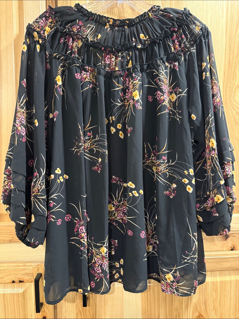 Entro Women’s Sz S Black Floral Smocked Peasant Flowy 3/4 Sleeve Relaxed Fit Top - Picture 4 of 9